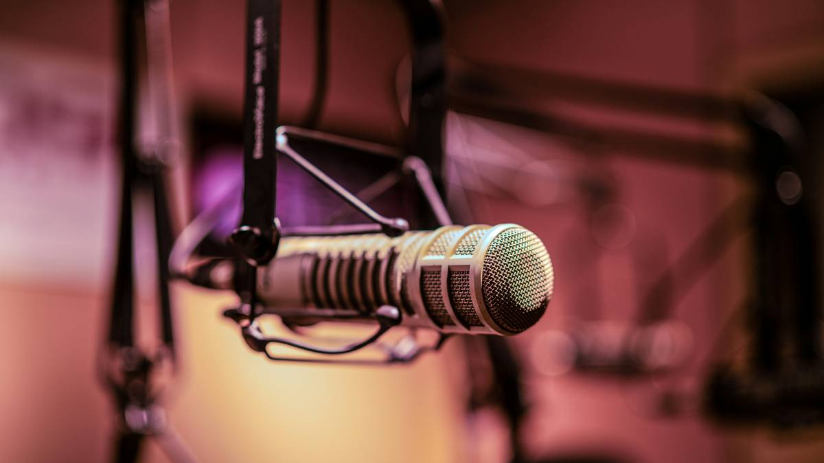 Bar chart showing 73% of podcast listeners prioritize audio quality over content topic when sound is poor