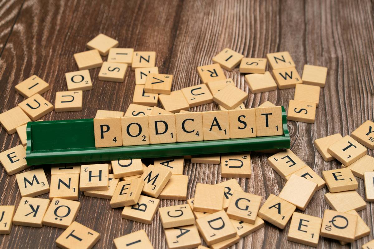 Bar chart showing average listener retention rates: Top 1% podcasts retain 78% at 10 minutes vs. industry avg of 39%