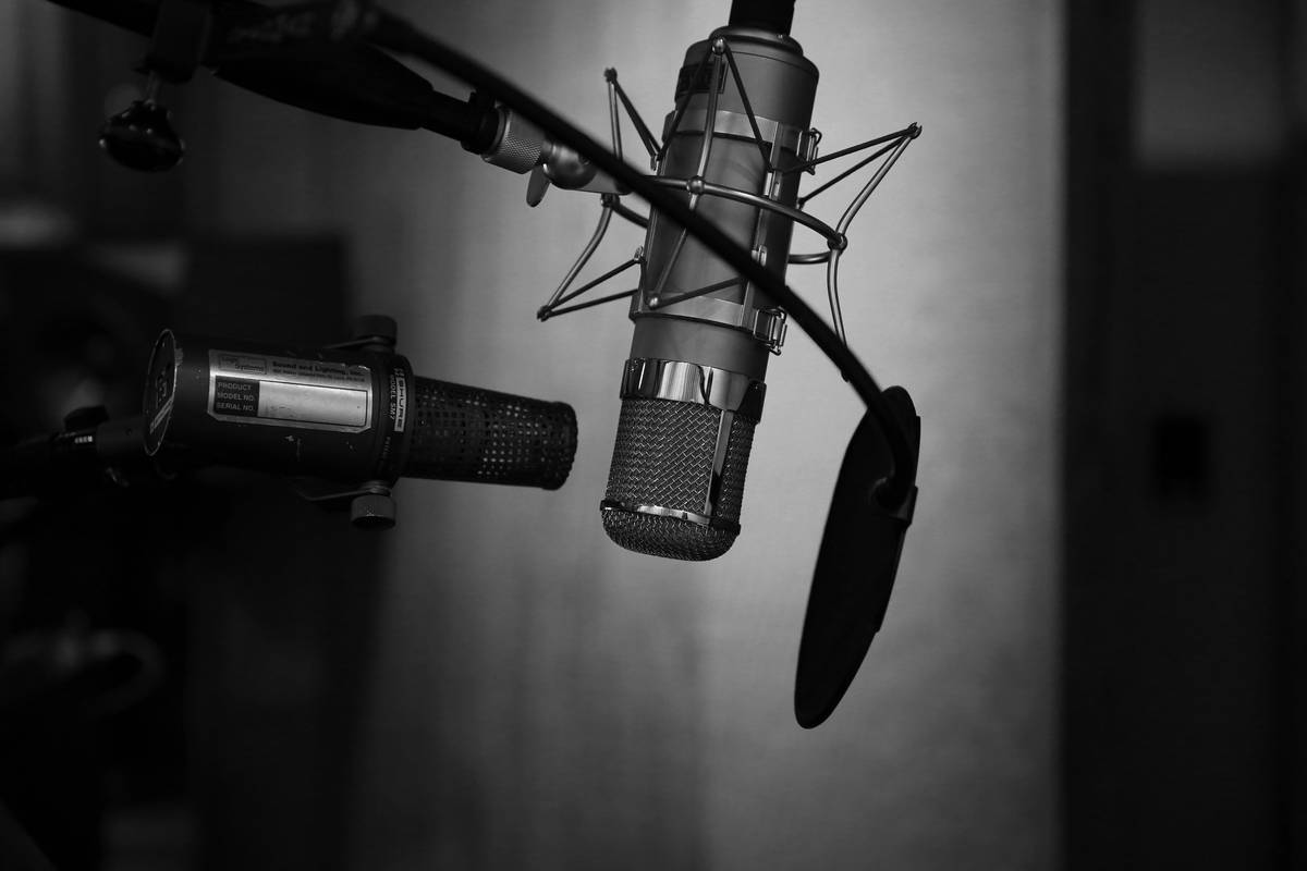Diagram showing airflow hitting a microphone diaphragm without pop filter vs. with pop filter diffusing air
