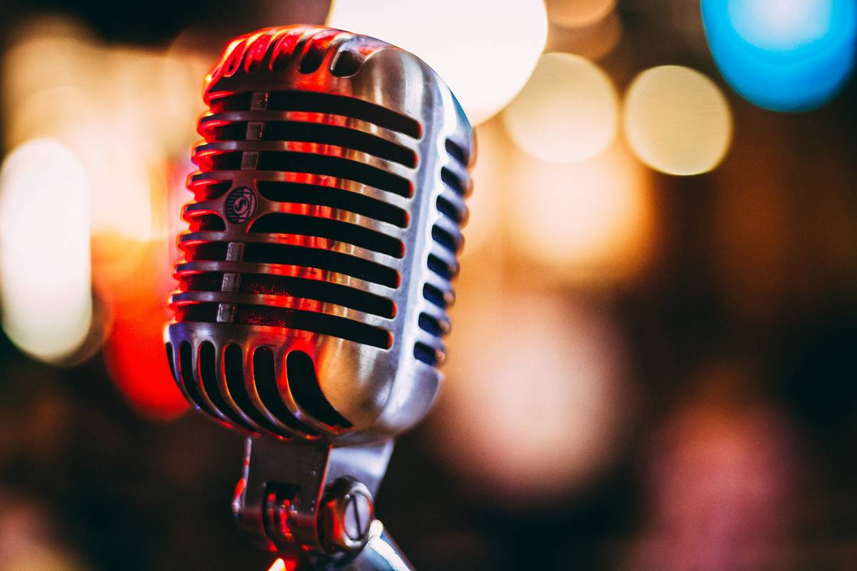 How to Navigate the Best Podcast Charts Without Losing Your Mind (or Your Earbuds)