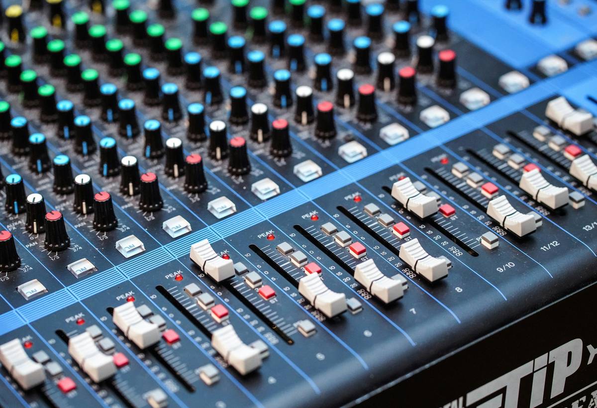 Infographic showing key factors in podcast chart algorithms: completion rate (35%), subscriber growth (30%), episode frequency (20%), listener reviews (15%)