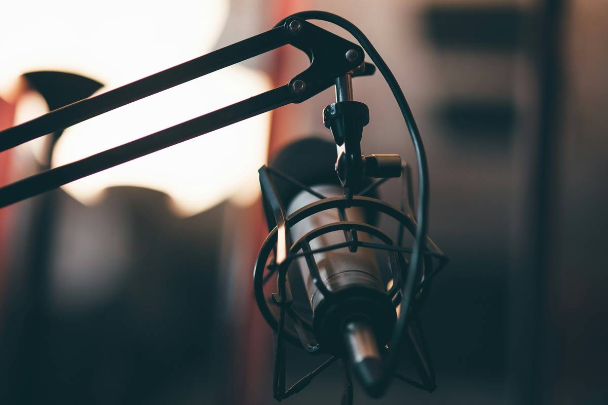 Infographic showing key factors in podcast chart algorithms: completion rate (35%), subscriber growth (30%), episode frequency (20%), listener reviews (15%)