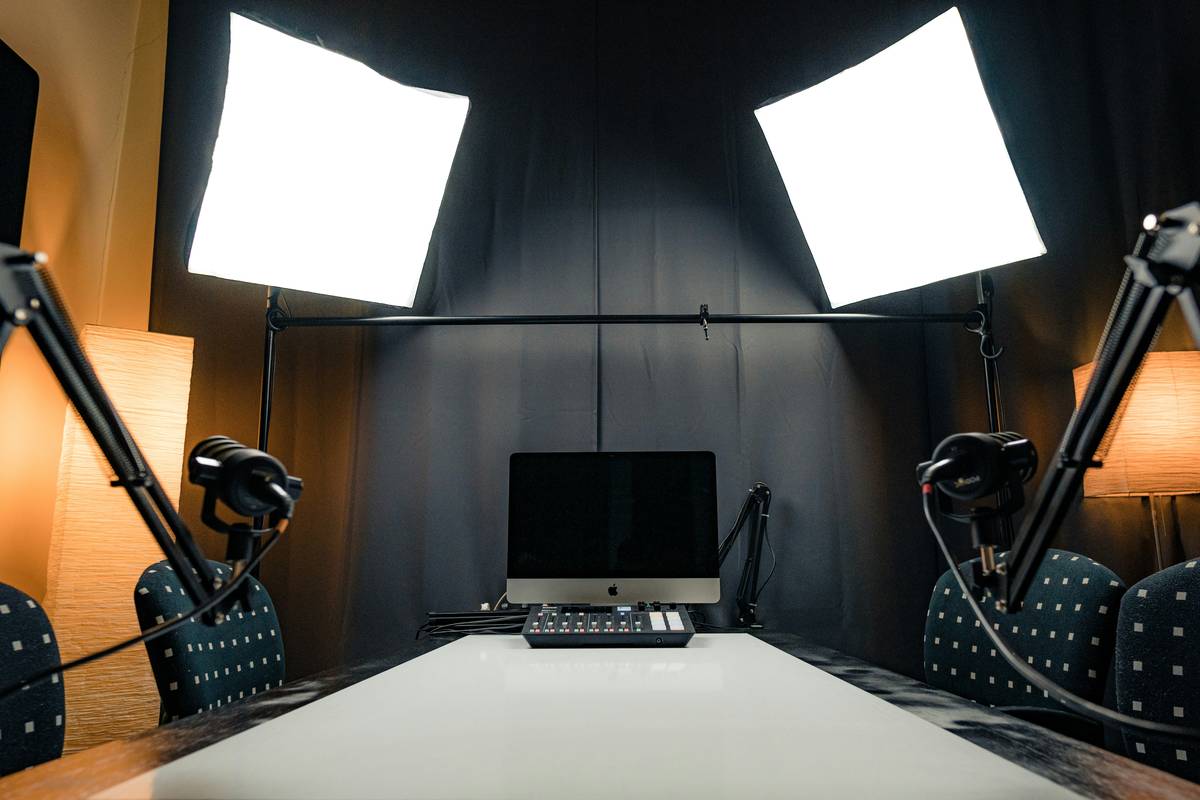What Makes a Podcast a Chart Topping Series? Secrets From the Top 1%