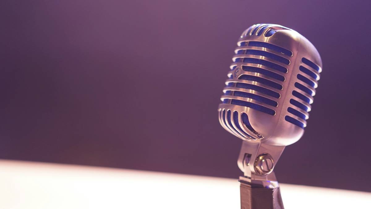 Bar chart showing podcast listener retention rates by episode length and content type. Pop culture recap episodes under 28 minutes have 37% higher completion than those over 45 minutes.